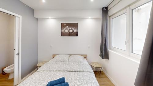 a bedroom with two beds and a window at Résidence Calme au Bord de Seine à Melun avec Jardin Terrasses et vue sur la Seine in Le Mée-sur-Seine