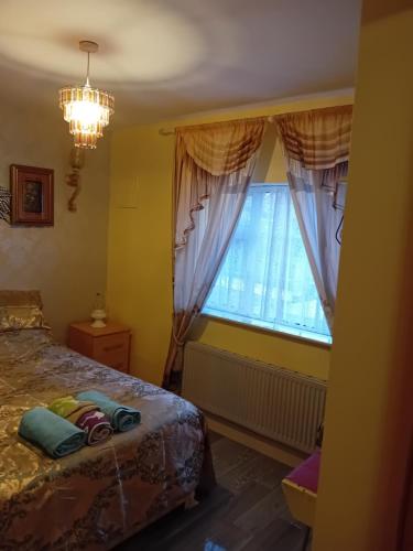 Postel nebo postele na pokoji v ubytování 56 lower mount carmel