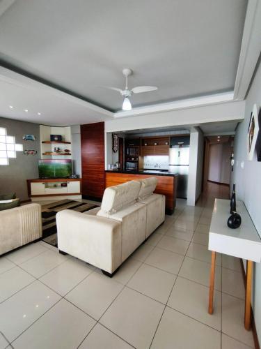a living room with a couch and a table at Apartamento em Tramandaí in Tramandaí