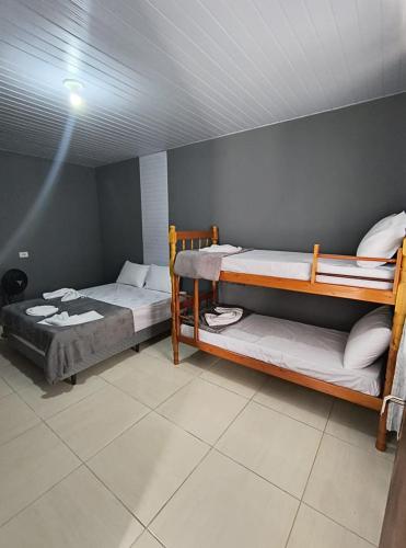 a room with two bunk beds in a room at Casa na Praia de Canoas in Pontal do Paraná