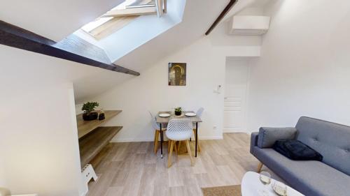 un salon avec un canapé bleu et une table dans l'établissement Résidence Calme au Bord de Seine à Melun avec Jardin Terrasses et vue sur la Seine, à Le Mée-sur-Seine