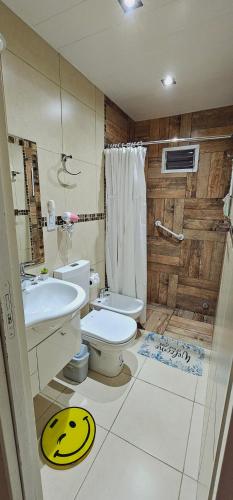 un bagno con un water e un lavandino di Temporario VaSan con cochera a Corrientes