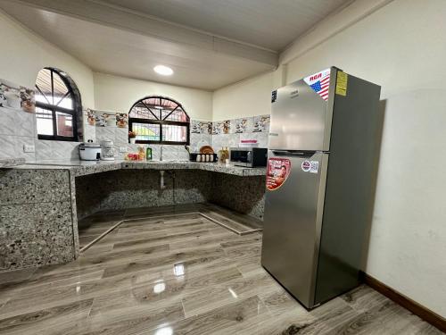 Kuchyň nebo kuchyňský kout v ubytování Casa 1 en Paso Canoas CR, 2 habitaciones con 3 AC y equipada
