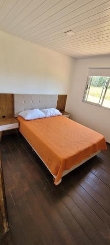 a bedroom with a large bed in a room at La cabaña 2 dormitorios in Ocean Park