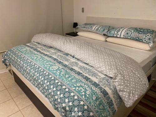 Giường trong phòng chung tại Arriendo vacacional departamento Algarrobo
