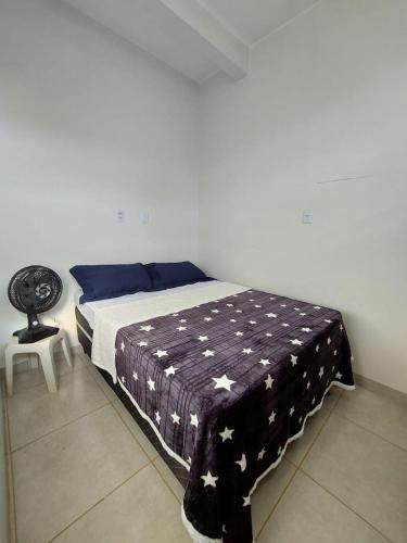 Katil atau katil-katil dalam bilik di Quarto Casal com Solteiro - Queen's Hotel