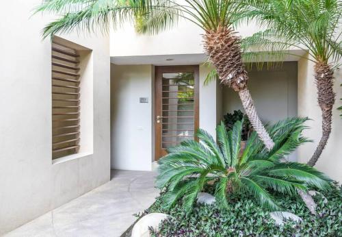 eine Palme vor einem Haus in der Unterkunft Gorgeous Open Concept Apartment in Santa Cruz Huatulco