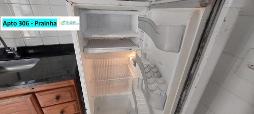 an empty refrigerator with its door open in a kitchen at Arraial do Cabo - Prainha - Aluguel econômico in Arraial do Cabo