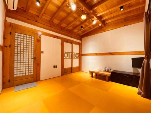 una habitación con una mesa y un banco en ella en Hanok Moonstay, en Gyeongju