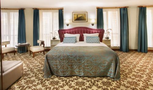 Un pat sau paturi într-o cameră la Mard-inn Hotel