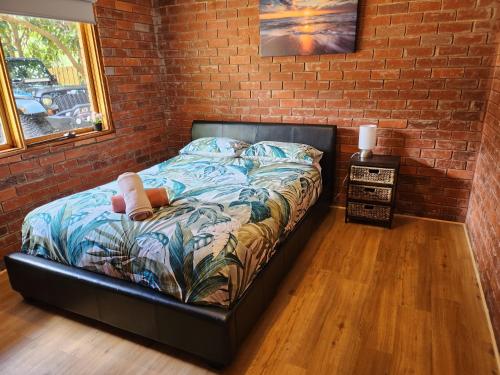 Una cama o camas en una habitación de Large Retro Beach House with Style Class and Fun