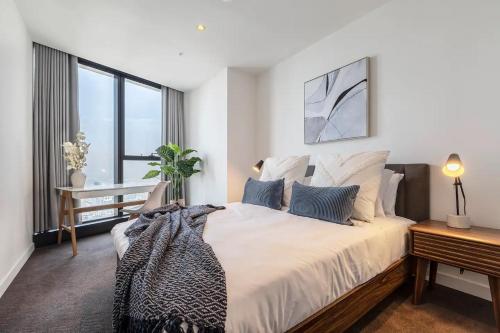 Postel nebo postele na pokoji v ubytování Queens Place Classy Lvl 69 Apt w Skyline Views