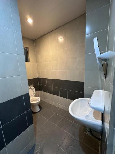 ブリンチャンにあるAdamhawa Homestay 3 Emerald Avenue Brinchangのバスルーム(トイレ、シンク付)