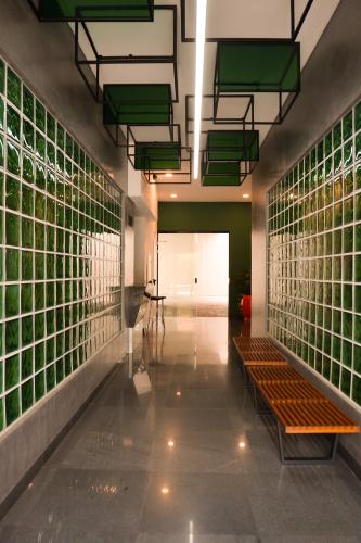 a hallway with benches in a room with green tiles at Dpto 1 dorm en Alto Busch 704 - COMO EN CASA in Santa Cruz de la Sierra