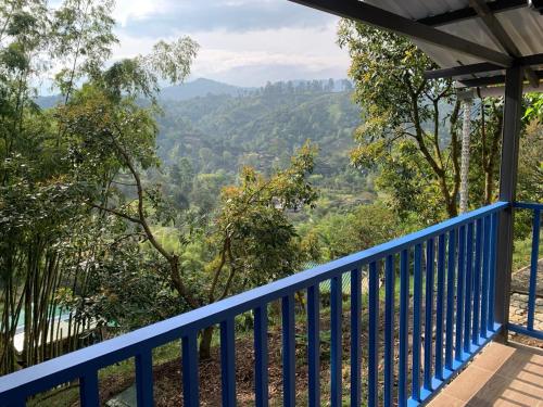 a balcony with a view of the mountains at Habitación con espectacular vista in Salento