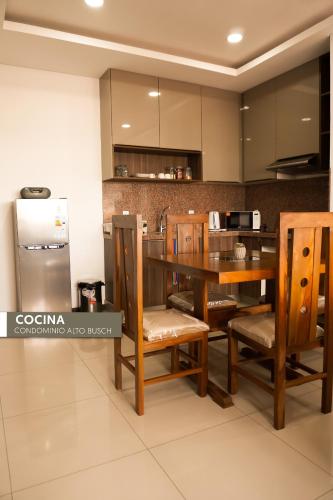 a kitchen with a table and chairs and a refrigerator at Amplio dpto de 2 dorm y balcón Como en Casa-Scz in El Pary