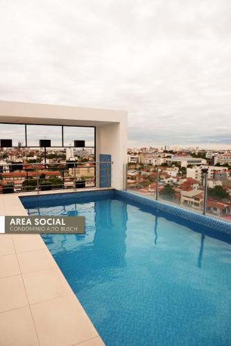 a swimming pool on the roof of a building at Amplio dpto de 2 dorm y balcón Como en Casa-Scz in El Pary