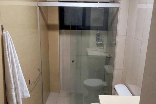 a bathroom with a shower and a toilet and a sink at Amplio dpto de 2 dorm y balcón Como en Casa-Scz in El Pary