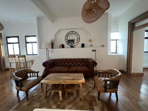 un soggiorno con un divano e un tavolo di Apartamento en el corazón dé Montevideo a Montevideo
