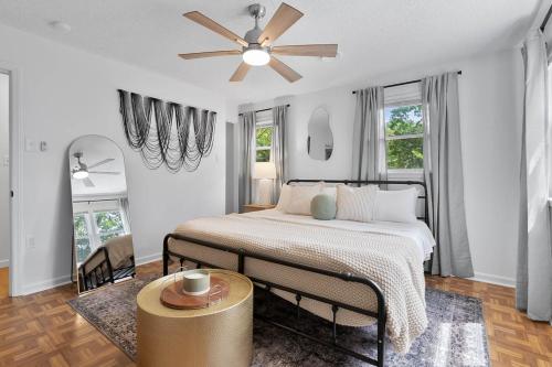 Ένα ή περισσότερα κρεβάτια σε δωμάτιο στο 4BD Near Downtown - Theatre, Patio, Games