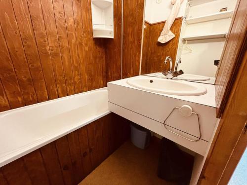 une salle de bain avec un lavabo et une baignoire dans l'établissement Studio pour 4 avec balcon, proche pistes, animaux admis à Vallandry - FR-1-757-119, à Landry