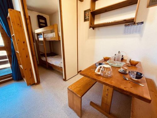 Cette petite chambre comprend une table et des lits superposés. dans l'établissement Studio pour 4 avec balcon, proche pistes, animaux admis à Vallandry - FR-1-757-119, à Landry