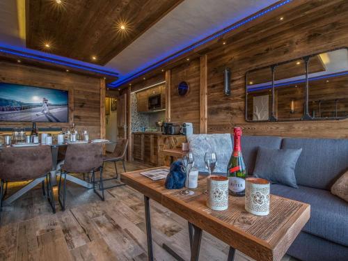 Appartement chalet 2 chambres, centre Courchevel 1850, ski à 150m, WIFI - FR-1-631-213