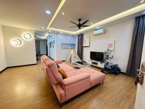 TV a/nebo společenská místnost v ubytování Rini residences 整栋双层排楼适合全家大小居住周边商店商场林立