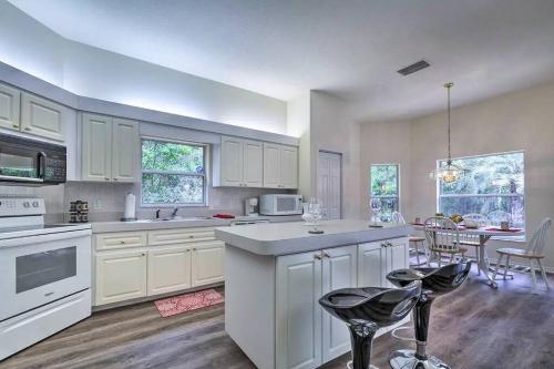 Luxe Home in Lecanto with Poolにあるキッチンまたは簡易キッチン
