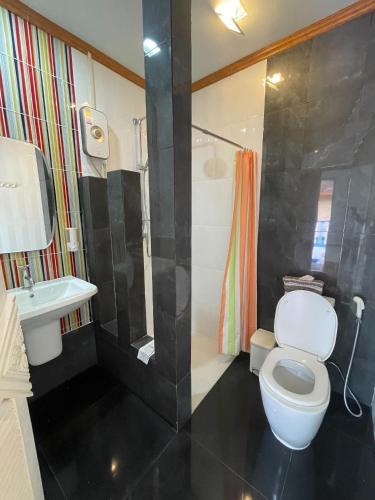 a bathroom with a toilet and a sink and a shower at Goldengold (Khaoyai) Resort & Spa in Mu Si