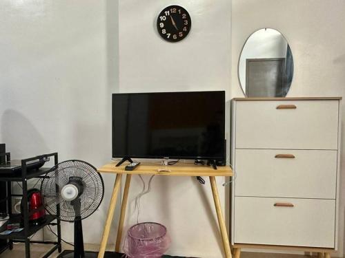 Televisyen dan/atau pusat hiburan di AC Suites Simplicity & Comfort