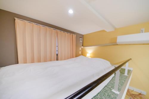 Ένα ή περισσότερα κρεβάτια σε δωμάτιο στο Apartment Sanjo