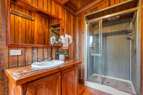 Bilik mandi di StayAU The Loft 1BR Rustic Picturesque Cottage