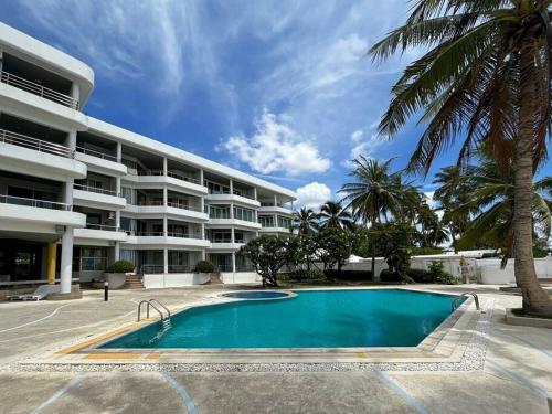 a swimming pool in front of a building at Seaview 2 bed in the heart of Hua Hin - BP2 in Hua Hin