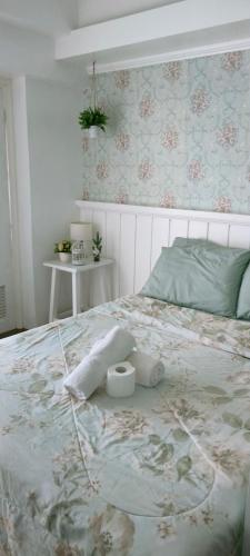 Un pat sau paturi într-o cameră la prime residence city land staycation