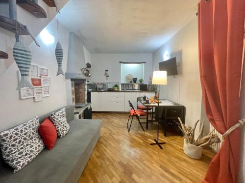 un salon avec un canapé et une table dans l'établissement Happy Family Apartments Baia Boccadasse, à Gênes