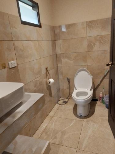 een badkamer met toilet en wastafel bij Butterfly Cottage Tracy Island Had Yao in Ko Pha Ngan