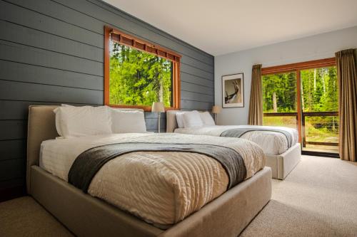 a bedroom with two beds and a window at Winston Lodge in Golden