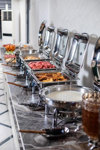 Makanan di atau berdekatan hotel