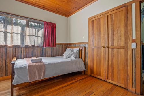 Ein Bett oder Betten in einem Zimmer der Unterkunft StayAU Conifer Cottage 2BR Serene Lakeside Haven