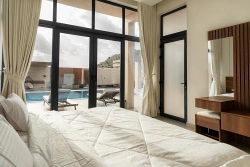 Postel nebo postele na pokoji v ubytování The MountainJewel Villa فيلا جوهرة الجبل