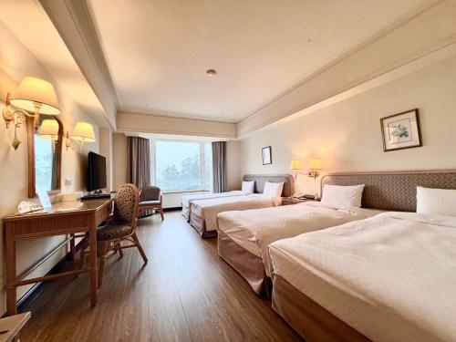Postel nebo postele na pokoji v ubytování Le Midi Hotel Chitou