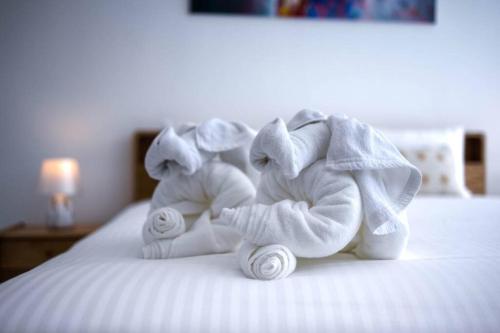 Postel nebo postele na pokoji v ubytování Luxury 4 Bed Pool Villa Palm Hills Golf Club - PH4A