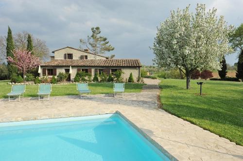 Bazén v ubytovaní Fattoria Agriturismo Nerbona alebo v jeho blízkosti
