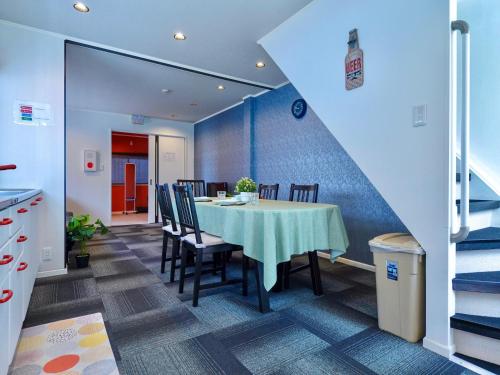une salle à manger avec une table et des chaises dans l'établissement F House 青い海, à Osaka