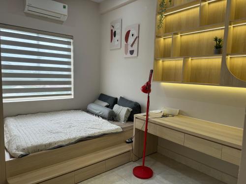a bedroom with a bed and a desk in it at Peach Peach Home in Ấp Mỹ Hòa