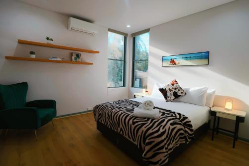 Postel nebo postele na pokoji v ubytování Chiswick Waterfront Retreat