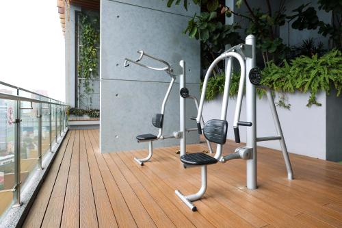 Fitness centrum a/nebo fitness zařízení v ubytování Ceylonz Suites by MyKey