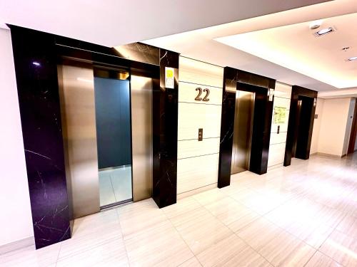 Fotografie z fotogalerie ubytování High Rise Condo with Balcony, Pool, Grand Lobby,Gym and Sky Garden 22F v destinaci Manila
