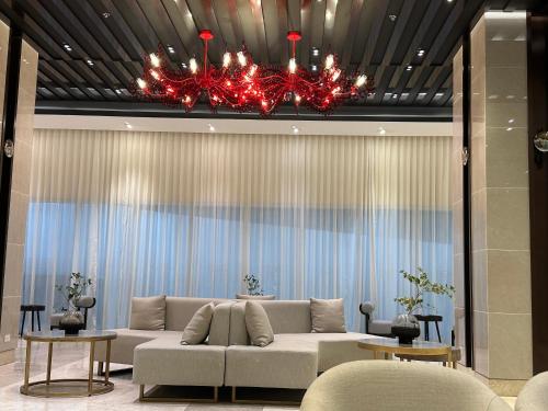 Posezení v ubytování High Rise Condo with Balcony, Pool, Grand Lobby,Gym and Sky Garden 22F